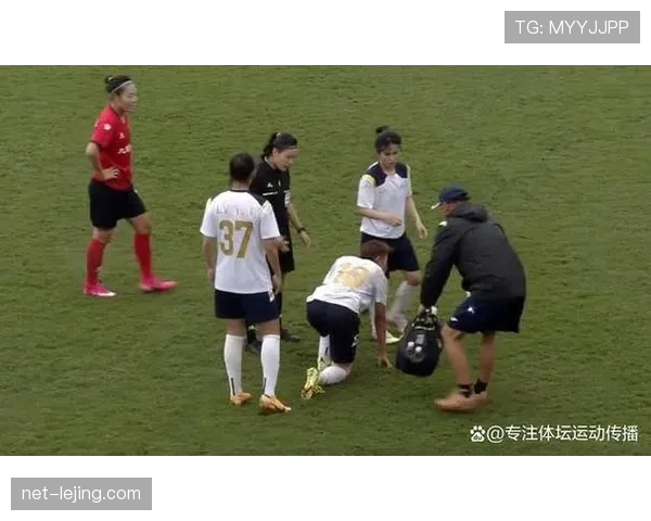 拉人犯规判罚细节拆解：裁判如何判断动作界限？