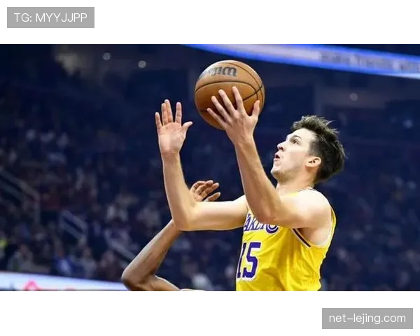 里夫斯无球跑动制造空位，湖人外线效率显著提升